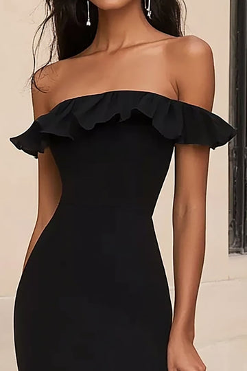 Robe formelle noire à volants à épaules dénudées avec fente